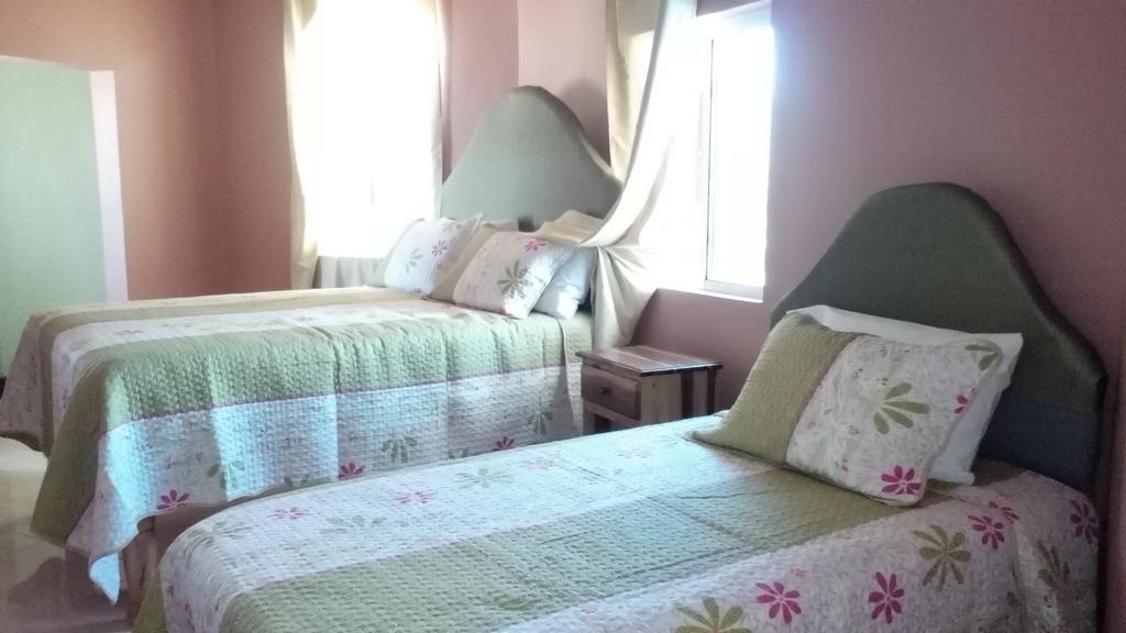 Hotel Tropik Leadonna مونتيغو باي الغرفة الصورة